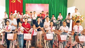 Bắc Ninh: Trao quà cho học sinh có hoàn cảnh khó khăn nhân dịp năm học mới