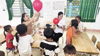 Đáng yêu cảnh cô trò Tăk Pổ quây quần chuẩn bị cho lễ khai giảng
