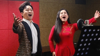 Tung Duong은 A80에서 80명의 아티스트와 함께 노래를 발표하고 공연했습니다.