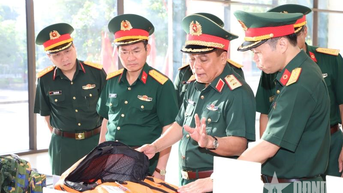 ឧត្តមសេនីយឯក Tran Minh Duc បានចុះត្រួតពិនិត្យវិទ្យាស្ថានធ្វើតេស្ត ស្រាវជ្រាវឱសថ និងបរិក្ខារពេទ្យរបស់កងទ័ព។