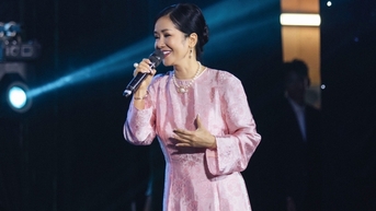 Con trai Hà Kiều Anh đệm đàn cho diva Hồng Nhung hát