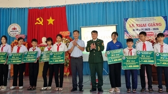 Bộ đội Biên phòng tỉnh Đắk Lắk trao hơn 2,4 tỷ đồng hỗ trợ học...