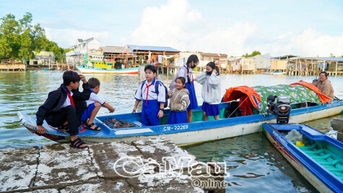 Cách trở đò đưa, niềm vui đến trường vẫn trọn vẹn