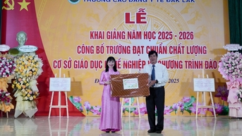 Phó Chủ tịch UBND tỉnh Nguyễn Thiên Văn dự lễ khai giảng năm học mới tại Trường Cao đẳng Y tế Đắk Lắk