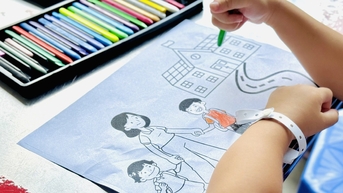 병원에서 그림 수업이 열리고, 아픈 아이들에게 색채를 전합니다.