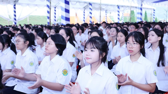 지방의 학교에서는 새로운 학년을 맞아 개학식을 열광적으로 거행했습니다.