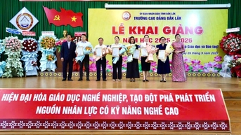 Agribank Chi nhánh Đắk Lắk trao hơn 500 triệu đồng an sinh giáo dục nhân dịp khai giảng năm học mới
