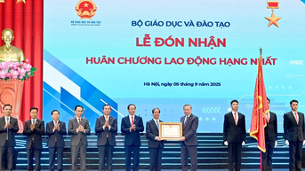 [រូបថត] អគ្គលេខាធិកា To Lam ចូលរួមក្នុងពិធីអបអរសាទរខួបលើកទី 80 នៃប្រពៃណីនៃវិស័យអប់រំ និងការបើកឆ្នាំសិក្សា 2025-2026
