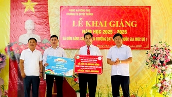 ចែកអំណោយចំនួន ៧០ ជូនដល់សិស្សក្រីក្រ