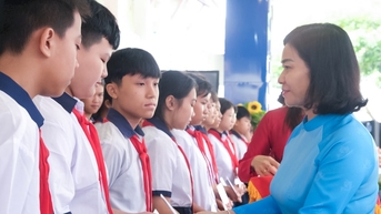 ថ្នាក់ដឹកនាំគណៈកម្មាធិការរណសិរ្សមាតុភូមិវៀតណាម និងខេត្ត Lam Dong បានចូលរួមពិធីបើកនៅសាលាអនុវិទ្យាល័យ Thanh My។