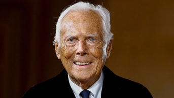 អ្នករចនាម៉ូដដ៏ល្បីល្បាញ Giorgio Armani បានទទួលមរណភាពក្នុងអាយុ 91 ឆ្នាំ។