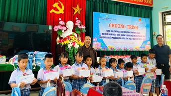 Tặng quà từ thiện nhân mùa Vu lan Báo hiếu