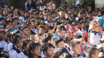 Nhiều cảm xúc trong ngày khai giảng đặc biệt của những học sinh đầu cấp