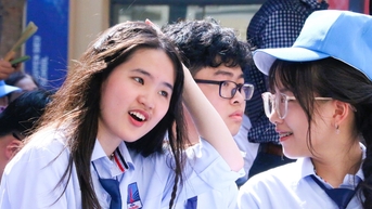 공립 및 사립 학교 학생들은 수업료 지원을 받습니다.