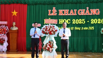 អនុលេខាគណៈកម្មាធិការបក្សខេត្ត លោក Nguyen Hoai Anh បានចូលរួមពិធីបើកនៅវិទ្យាល័យ Ham Tan។