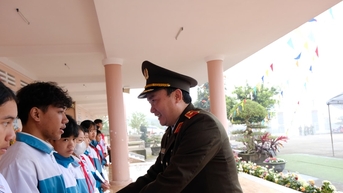 ស្នងការនគរបាលខេត្ត Lam Dong បានផ្តល់អាហារូបករណ៍ដល់សិស្សានុសិស្សនៃអនុវិទ្យាល័យ និងវិទ្យាល័យ Da Nhim
