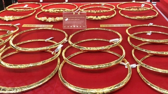 Giá vàng miếng SJC lần đầu vượt mốc 134 triệu đồng/lượng dù giá thế giới giảm