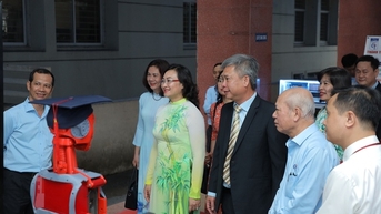 Bất ngờ tại lễ khai giảng ngôi trường 120 tuổi ở TP HCM