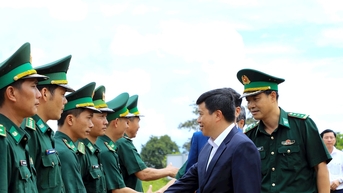 លេខាបក្សខេត្ត Lam Dong លោក Y Thanh Ha Nie Kdam បានទៅទស្សនាប៉ុស្តិ៍ការពារព្រំដែន Dak Dam