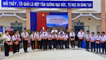 Ban Nội chính Tỉnh ủy tặng quà cho học sinh có hoàn cảnh khó khăn