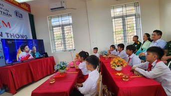 ពិធីសម្ភោធនៅសាលាមួយដែលមានសិស្សចំនួន ៨នាក់ នៅលើកោះក្រៅ