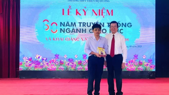 Nguyên Chủ tịch nước Trương Tấn Sang dự Lễ khai giảng năm học mới tại Trường THPT Thiên Hộ Dương
