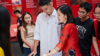 Khám phá sách tương tác về 13 kỳ Đại hội Đảng: 'Chạm' vào quá khứ để kết nối tương lai