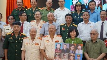 គ្រួសារ​នេះ​មាន​ម្តាយ​និង​កូនប្រុស​ដែល​ជា​វីរជន​ទាំង​ពីរ ហើយ​ឪពុក​និង​កូន​ដែល​មាន​ឋានៈ​ជា​ឧត្តមសេនីយ៍​ប៉ូលិស​។