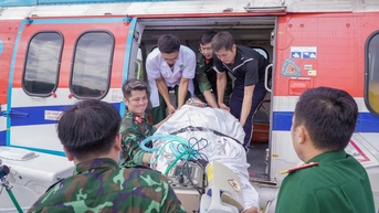 Trực thăng đưa ngư dân hôn mê từ đảo Song Tử Tây về đất liền cấp cứu