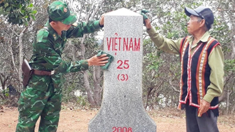 Những “cột mốc sống” nơi phên giậu
