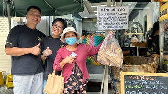 Bánh mì 'treo' nghĩa tình TP.HCM mùa Vu Lan: Câu chuyện chị chủ ăn chay trường