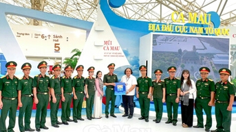 Gian hàng Cà Mau vẫn "hút khách" tại Triển lãm thành tựu đất nước