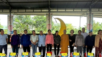 Trao tặng 64 suất quà cho người dân xã Cát Tiên