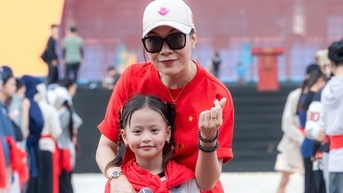 바딘 광장에서 국가를 부르는 7살 소녀에 대해 미땀은 무엇이라고 말했나요?