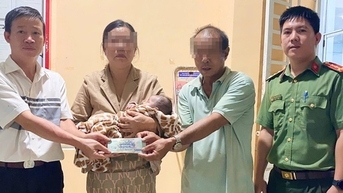 Người mẹ tâm thần bế con 2 tháng tuổi đi lang thang được Công an xã giúp đoàn tụ