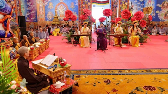 부란(Vu Lan) 시즌 동안 타이티엔 만다라 스투파(Tay Thien Mandala Stupa)에서 열리는 "효도의 나무"