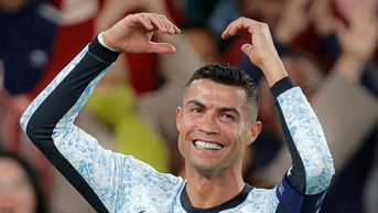 Ronaldo lập siêu phẩm, Bồ Đào Nha đại thắng '5 sao'
