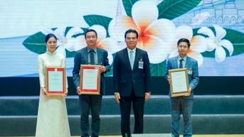 베트남 기업들이 해외에 5억 달러 이상을 투자하고 있으며, 그중 가장 많은 투자를 라오스에 하고 있다.