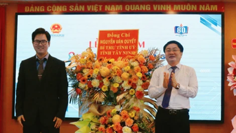 លេខាបក្សខេត្ត Nguyen Van Quyet បានចូលរួមពិធីបើកនៅសកលវិទ្យាល័យឧស្សាហកម្ម និងសេដ្ឋកិច្ចឡុងអាន។