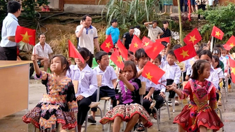 រីករាយថ្ងៃបើកសាលាដំបូងរបស់ជនជាតិ Mong នៅ Lam Dong