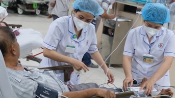 ស៊េរីនៃសាលាវេជ្ជសាស្ត្រកំពុងពិចារណាការចូលរៀនបន្ថែមរបស់សិស្សរាប់រយនាក់។