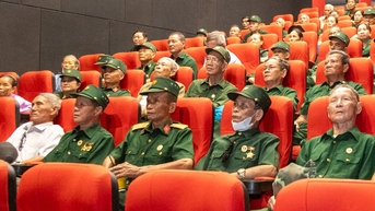 Xúc động 600 cựu chiến binh Vĩnh Thủy được mời xem Mưa đỏ