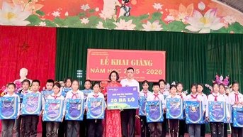Bao Viet Nhan Tho Ha Giang បរិច្ចាគកង់ និងកាបូបស្ពាយដល់កុមារក្នុងគ្រាលំបាក