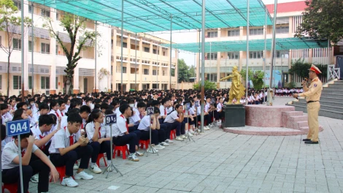 Cảnh sát giao thông tổ chức tuyên truyền ở trường học