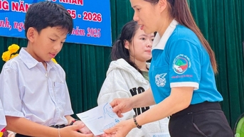 Tặng 114 suất quà cho trẻ em khó khăn nhân dịp năm học mới