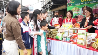 バクニン：旧正月の休暇中は地元の特産品が観光客を惹きつける。