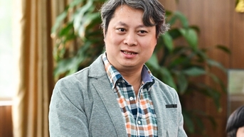 한때 유명했던 올림피아 준우승자인 그녀는 베트남에 기여할 기회를 찾기 위해 여러 차례 베트남을 방문했습니다.