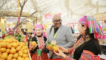 Сельскохозяйственная продукция из Сон Ла привлекает посетителей на Весеннюю ярмарку.