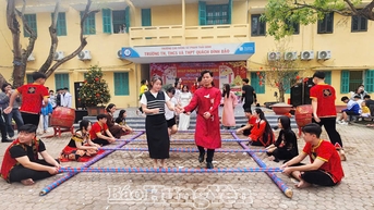 Szkoła podstawowa, średnia i średnia Quach Dinh Bao: „My Hometown Tet Fair” zbiera fundusze na program stypendialny „Continuing the Journey to School”.