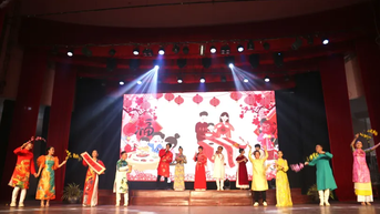 「Spring of Love」音楽プログラムは資金を集め、500人の貧しい子供たちや特に困難な状況にある子供たちに贈り物を配りました。